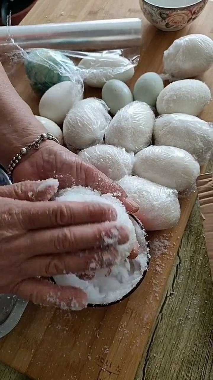 这样腌的鹅蛋个个冒油,配上粥吃,好吃到爆炸!