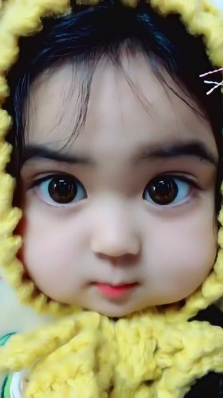 大眼睛混血萌娃,长相可爱至极,好想捏一捏啊