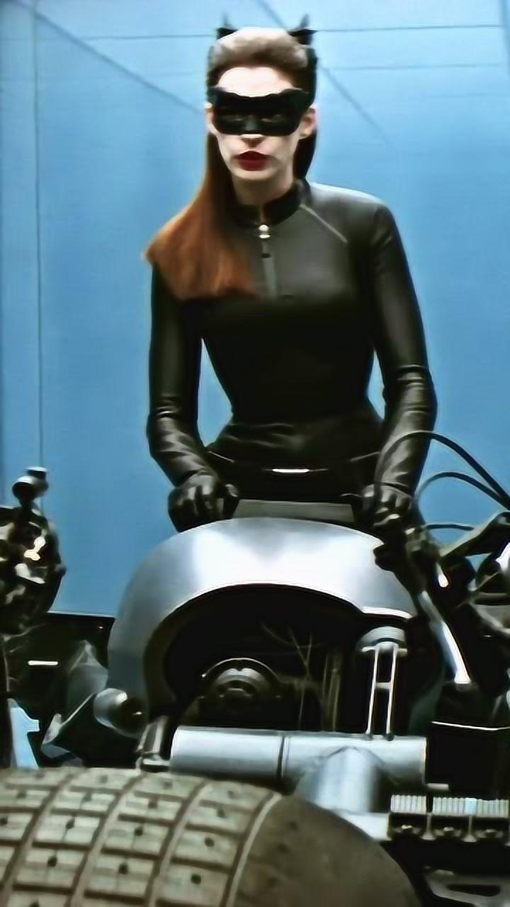 安妮海瑟薇演的女蝙蝠侠,这也太美了吧,骑上摩托车简直太飒了