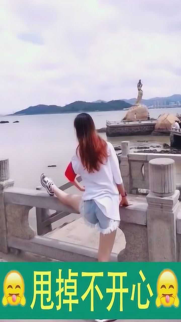 湖边遇到的小姐姐,这一字马的背影太美了!