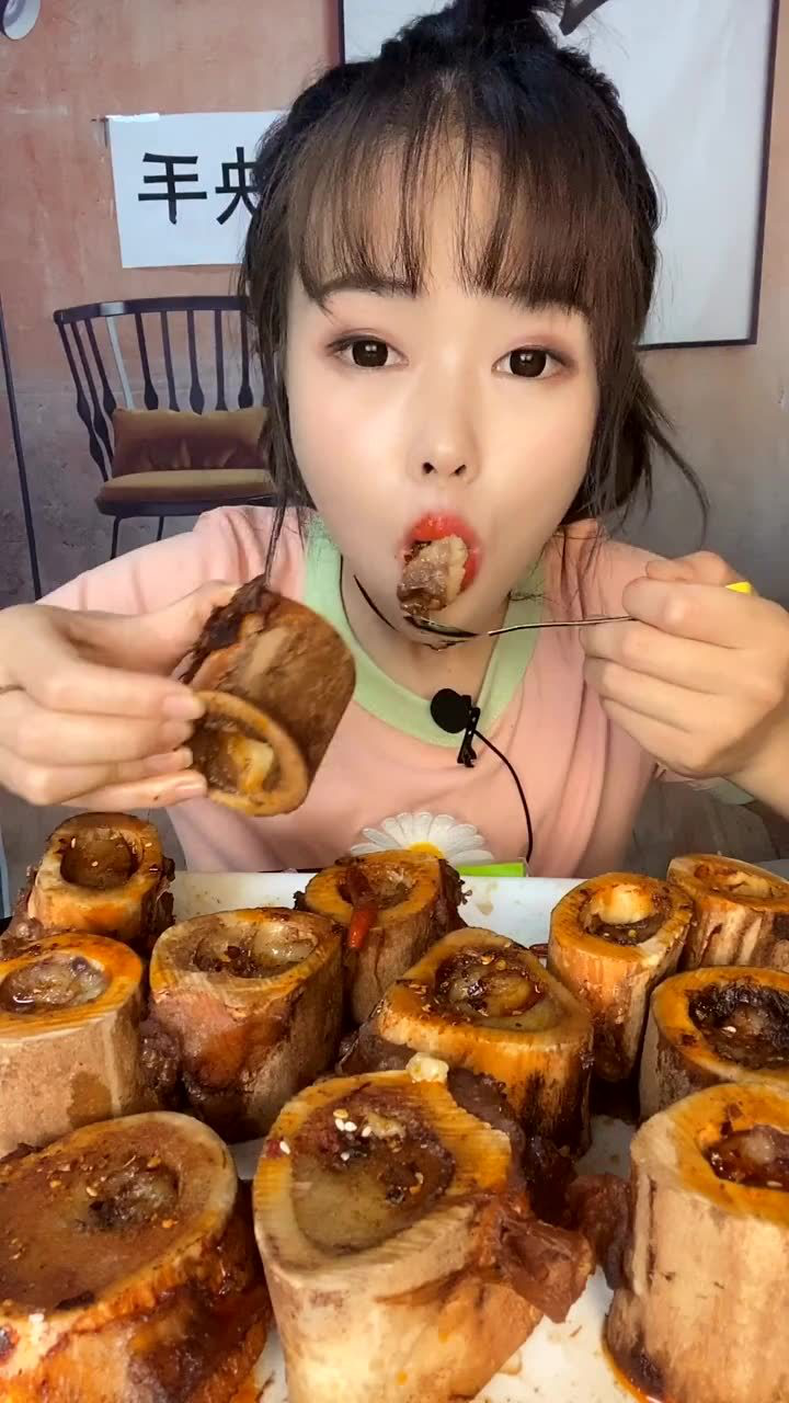 大胃王萱萱吃播牛骨髓配大蒜吃下去太香了馋到你了吗