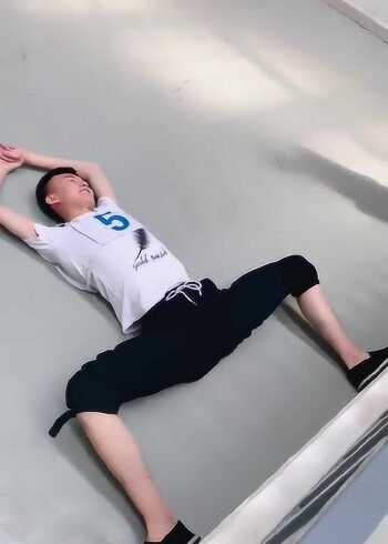 舞蹈生的压胯方式,直接让同伴踩上去,这是互相残杀啊!