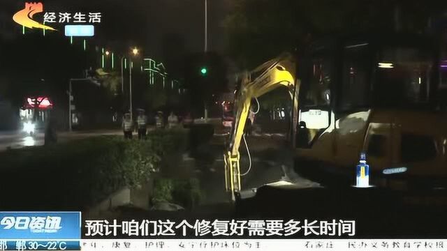 石家庄:路面坍塌原因查明,施工人员全力抢修