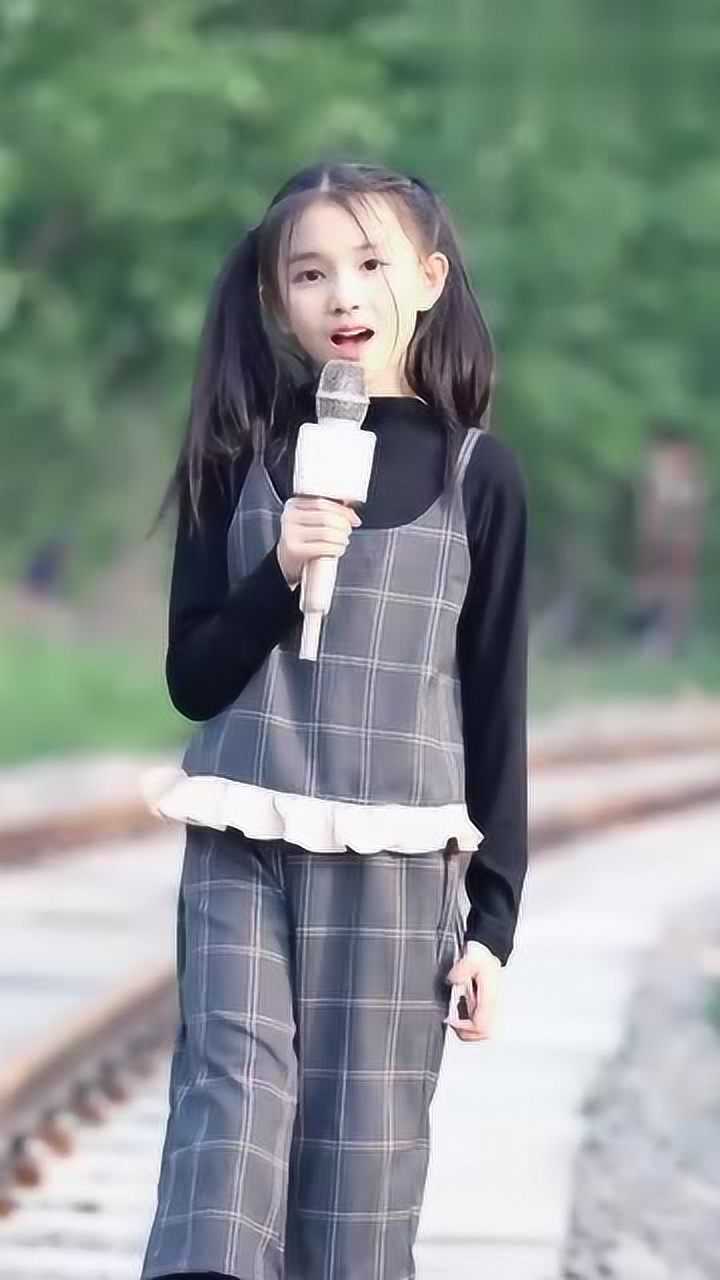 宋小睿是吃优秀长大的吗?不光台步走得好,唱歌还这么好听!