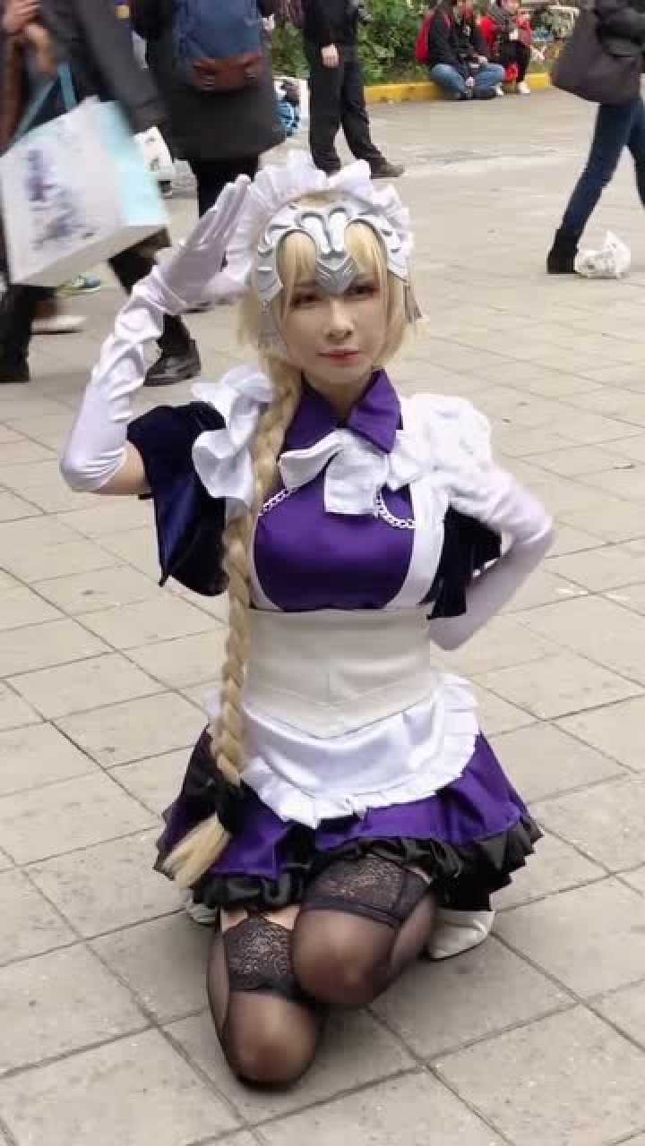 漫展上的女仆小姐姐双膝跪地宅男看了直呼受不了