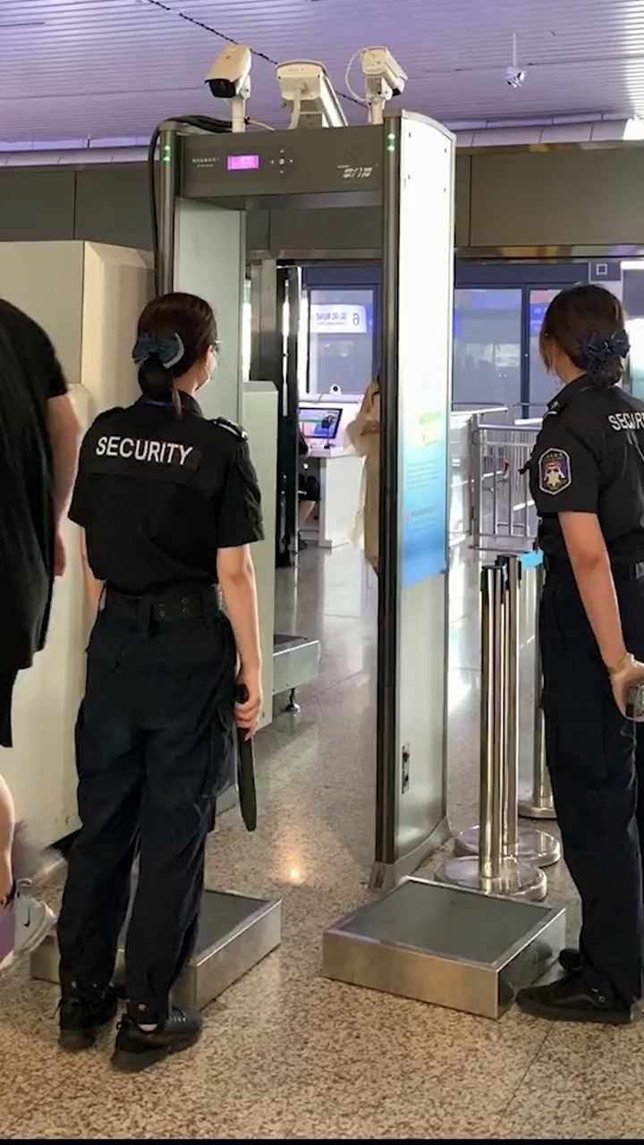 孕妇今天安检员在安检口的这一幕,被全世界孕妈感动了,安检这把扫描器