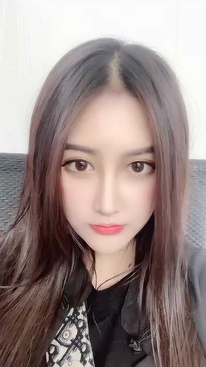 这位小姐姐真漂亮,她的眼睛真的好大啊!