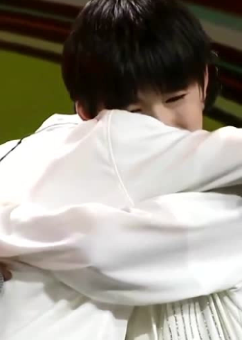 宋亚轩轩哥抱抱的时候都喜欢把脑袋埋进对方颈窝里