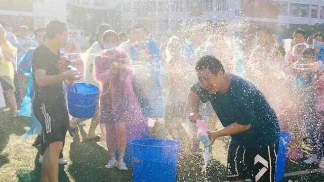 厦门一中学高三学生玩千人水枪大战 年级主任为学生释压做牺牲