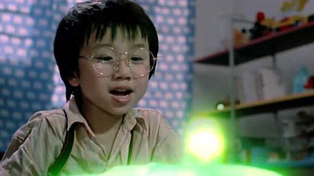 魔翡翠彬彬要跟魔翡翠做好朋友要跟它勾手指怎料魔翡翠竟长出手指