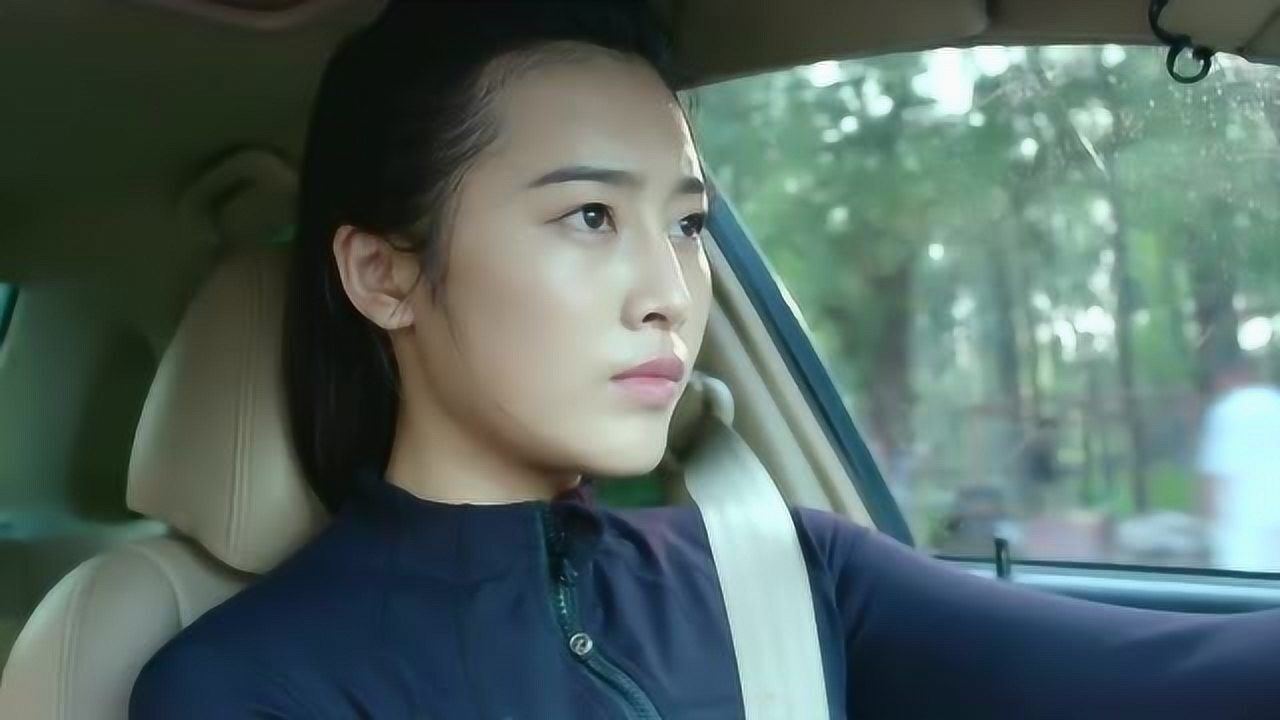 警察锅哥美女遇上劫匪打劫金店不顾安危仗义出手一脚踹倒劫匪