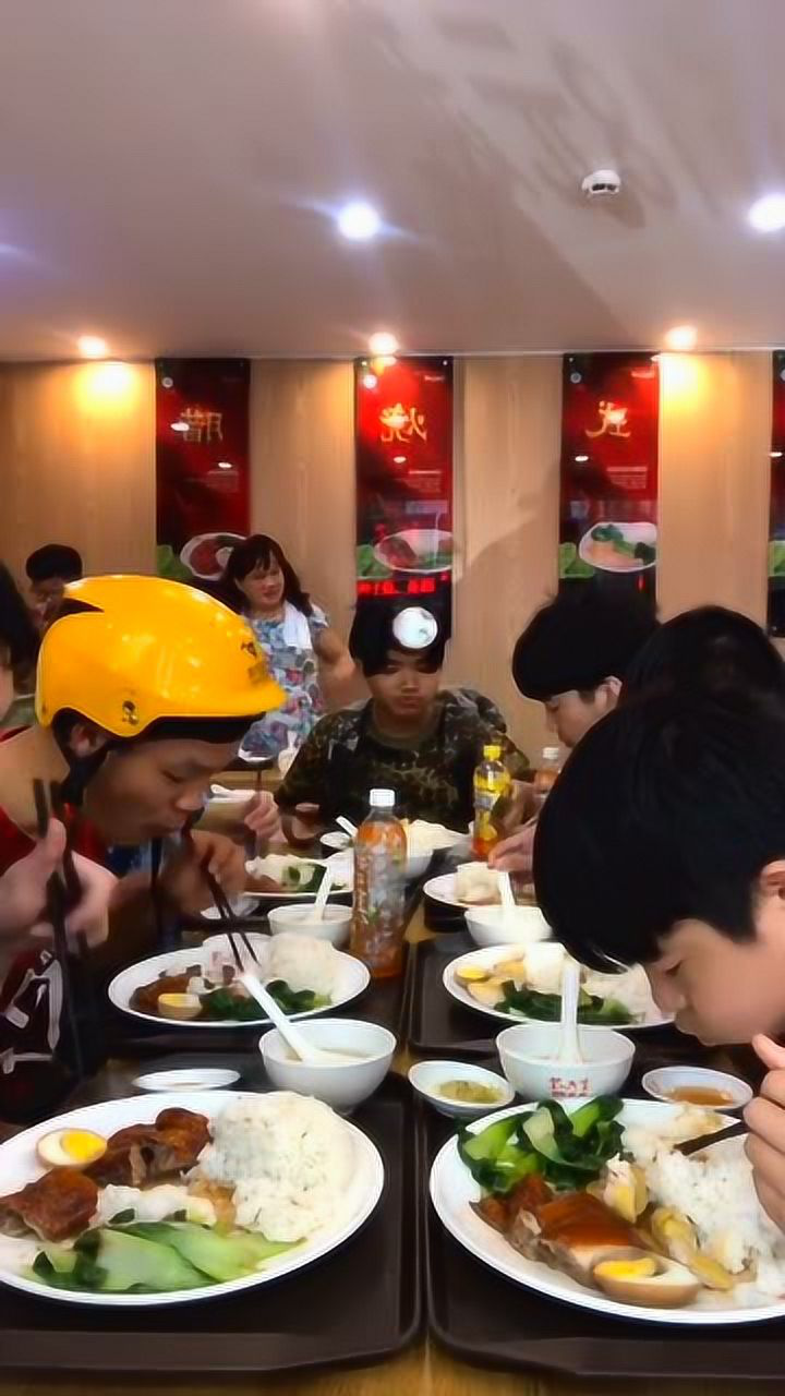 精神小伙集体吃最后的晚餐