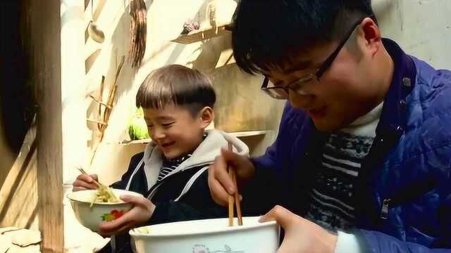 街头美食在家也能做,大sao八盘配菜做一碗面,父子两吃嗨了