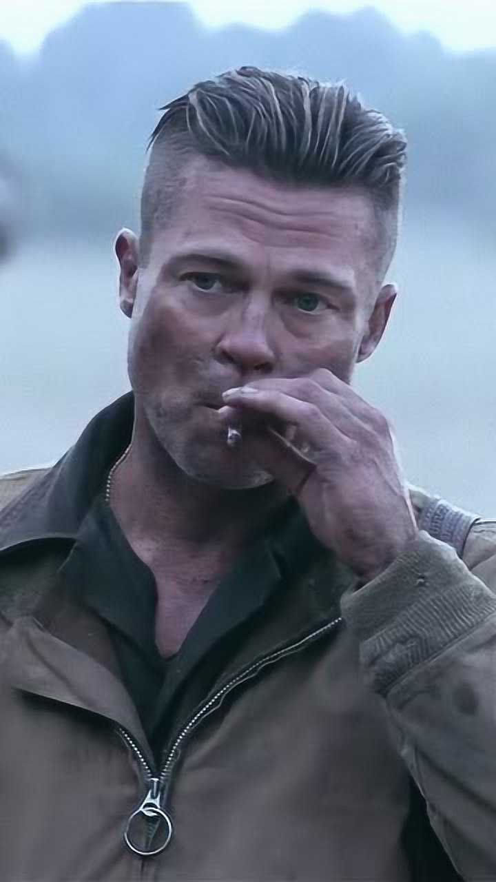 据传布拉德皮特穿的这款二战衣服留的发型现在依然是时尚潮流