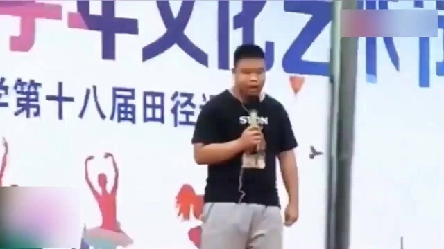 一个被全班同学忽悠上舞台的男孩,把歌唱节目整成了搞笑节目