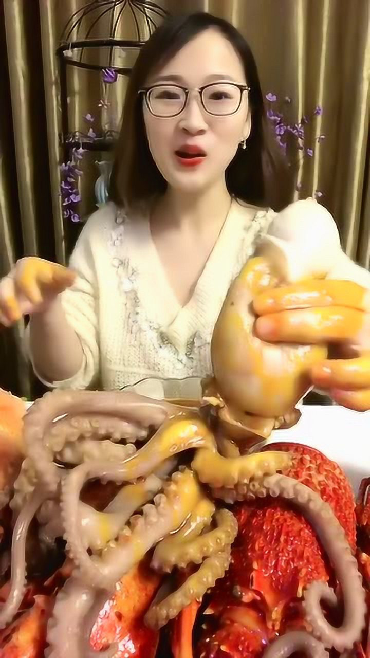 美女吃巨无霸大八爪鱼真是让人震惊巨无霸大八爪鱼中居然有大米