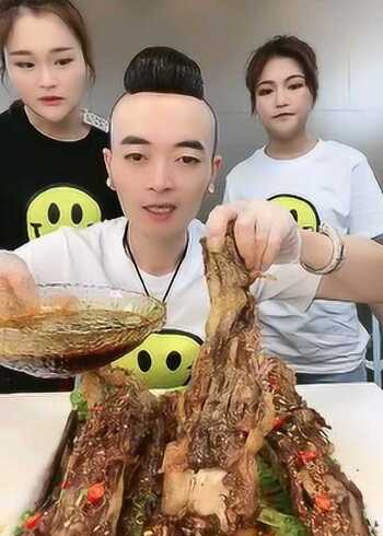 大胃王阿浩让徒弟尝一口牛尾的味道,没想到她们停不了口了