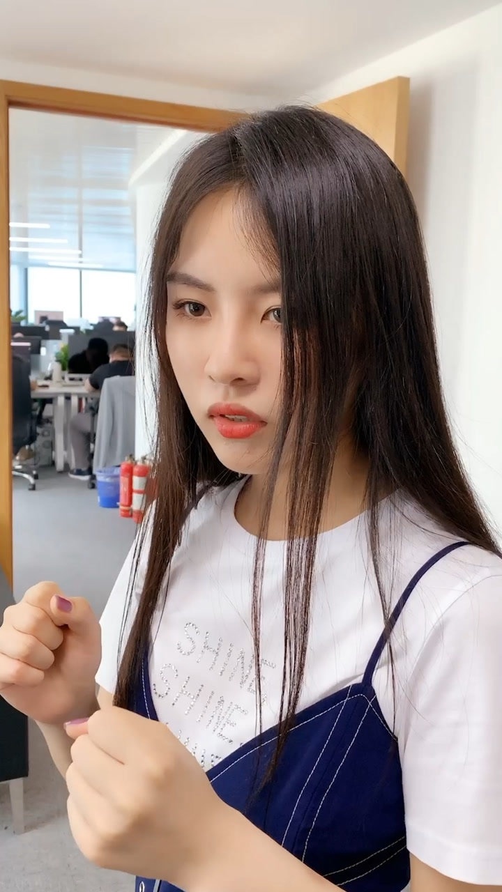 祝晓晗搞笑视频:遇到这种事,该怎么办?