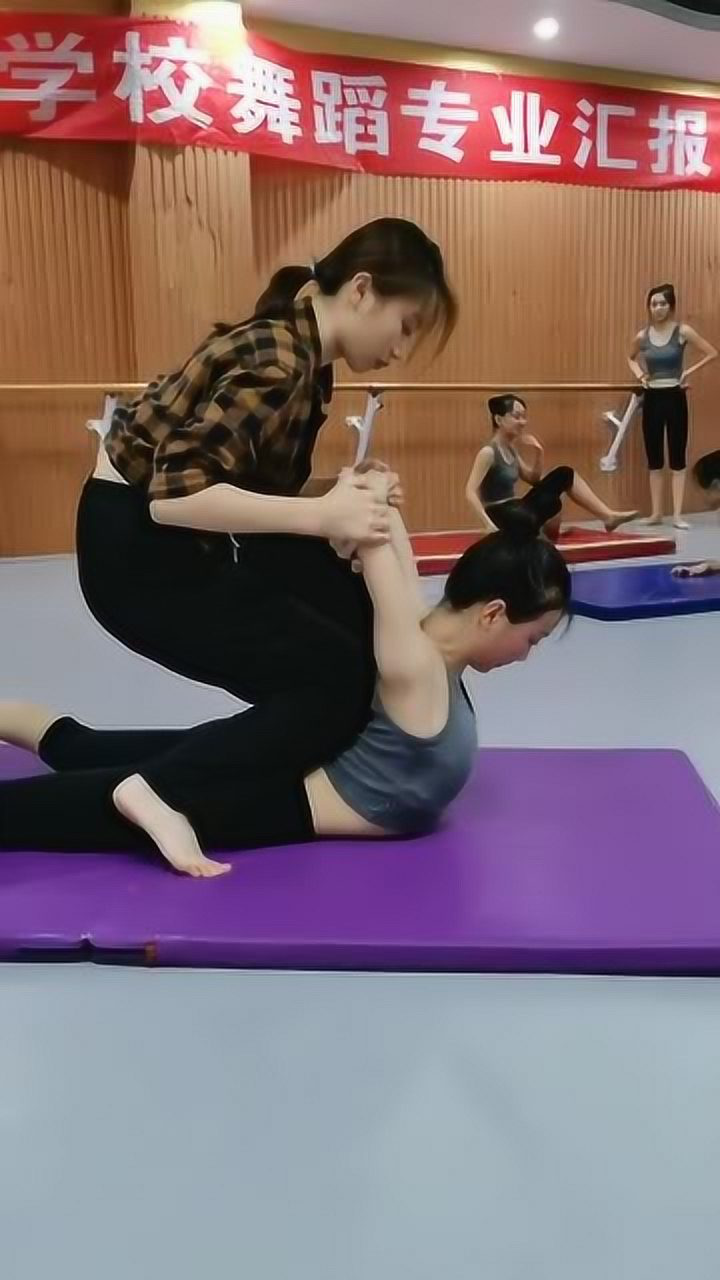 舞蹈生开肩疼痛感溢出屏幕实在是太遭罪了