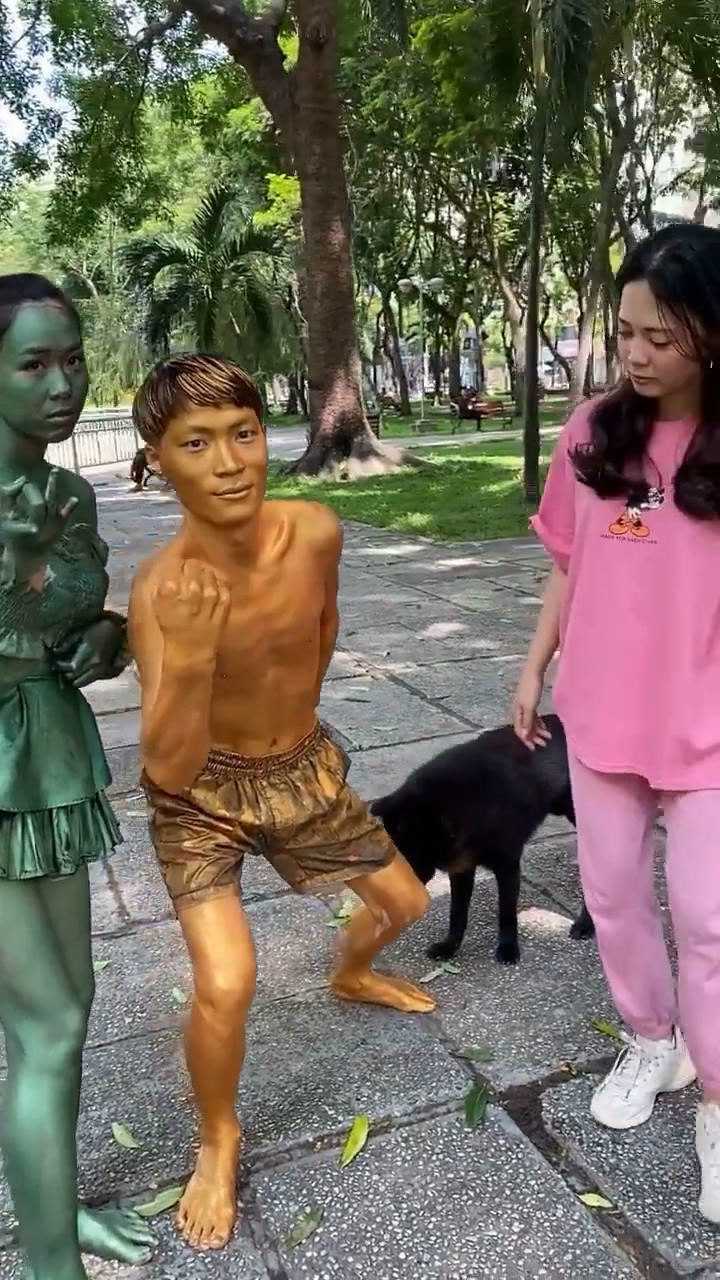 小黑,你可不要来舔我的脚啊,我怕痒!