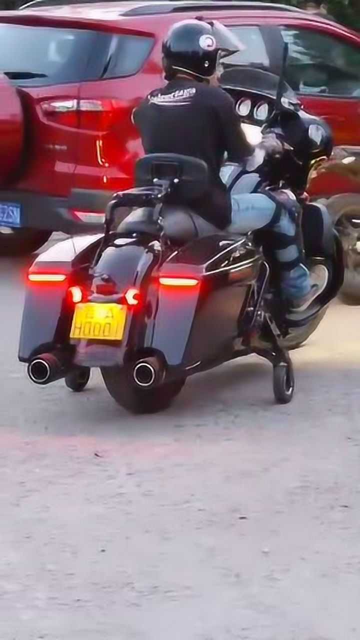 好家伙,摩托车上安装个辅助轮,是怕摔倒还是咋地!