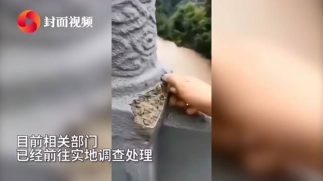 大桥石栏遭雨水浸泡软成泥 路人手指一捏泥渣竟然掉一地