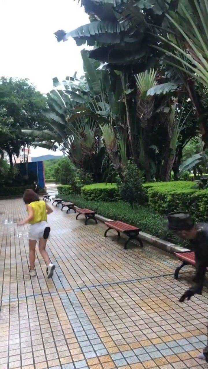 美女故意放屁给我闻，气坏了，脱鞋打她屁屁_高清