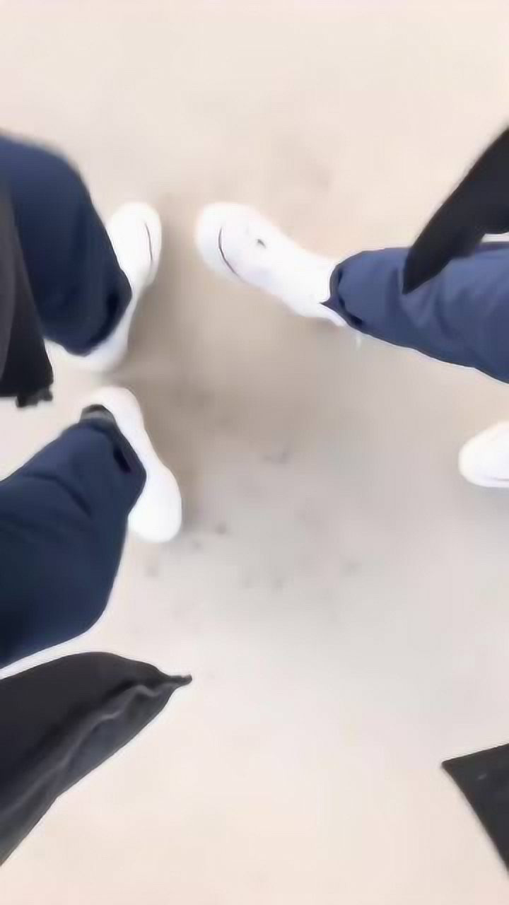 可爱的女孩子互相踩鞋也能玩起来