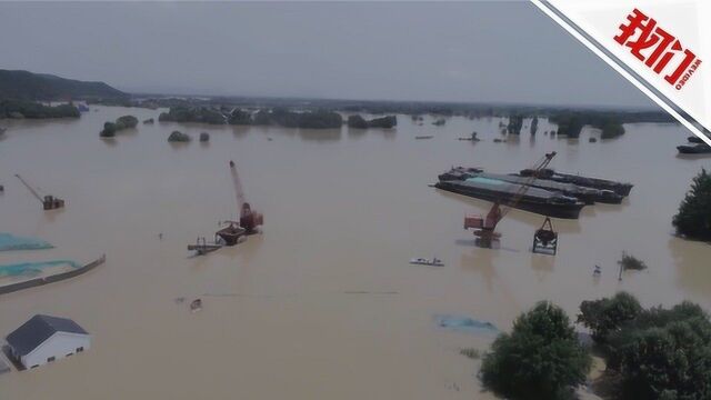 航拍安徽宣城暴雨:村庄成汪洋村民二楼避险 消防驾冲锋舟转移66人