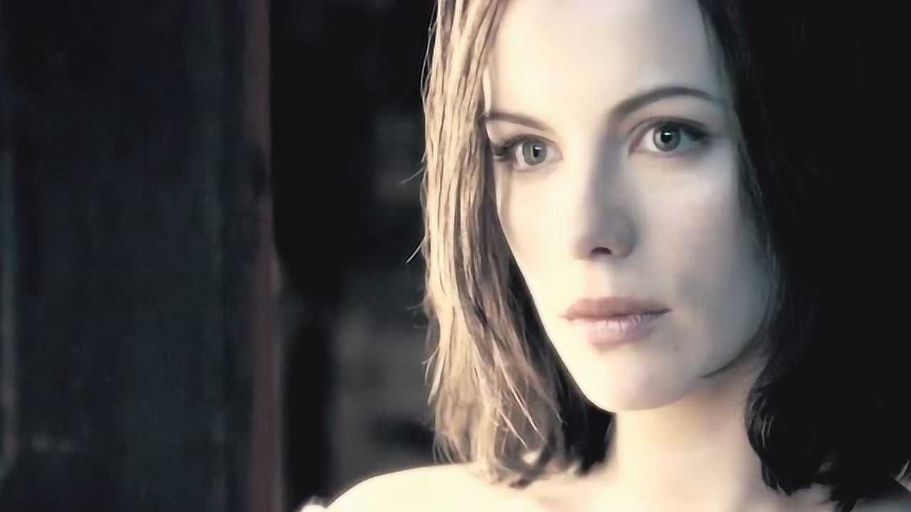 月之女神瑟琳娜性感冷艳紧身皮裤带你感受辣妹战斗风采