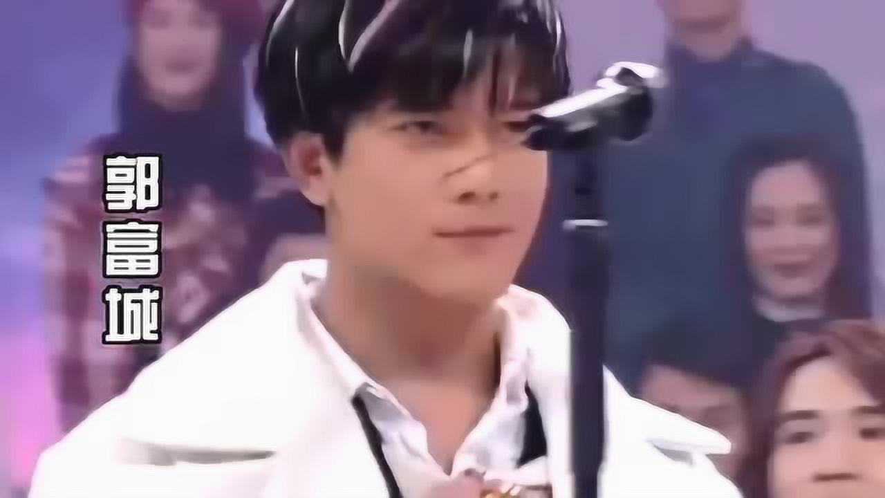 郭富城心想只要我头摇得够快,就没人发现我在调话筒高度