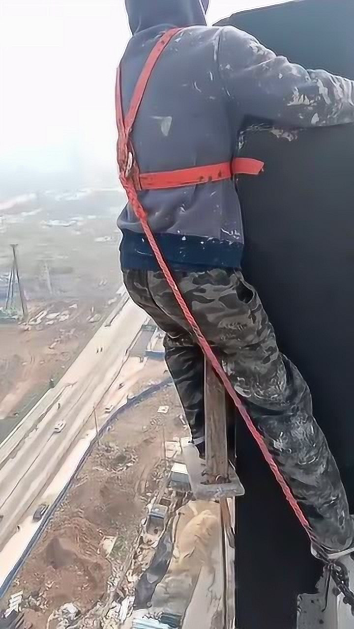 高空作业,40岁的男人上有老下有小,在外面打工的辛酸苦辣,有谁知