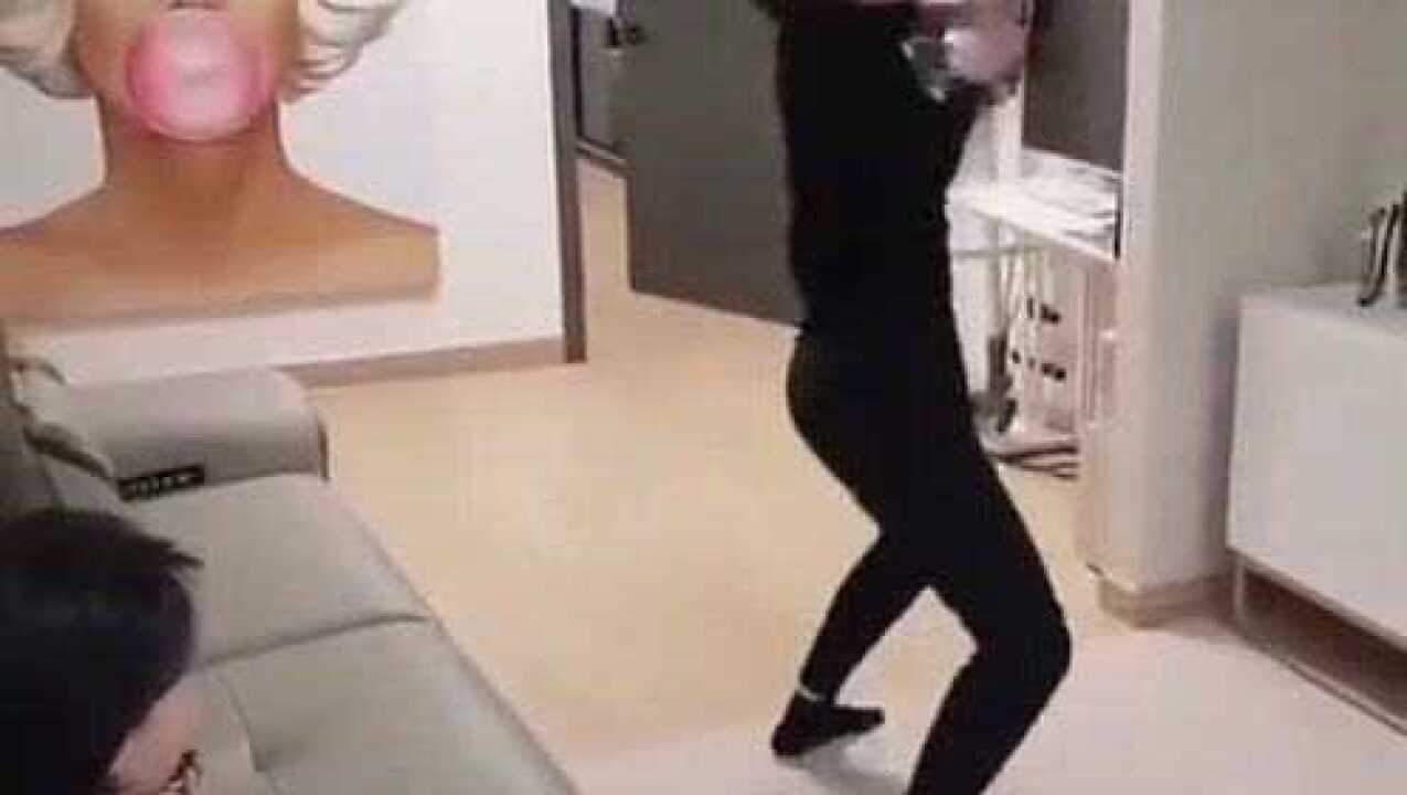 美女为了表演个舞蹈对自己下手真狠这屁股打的看着都疼