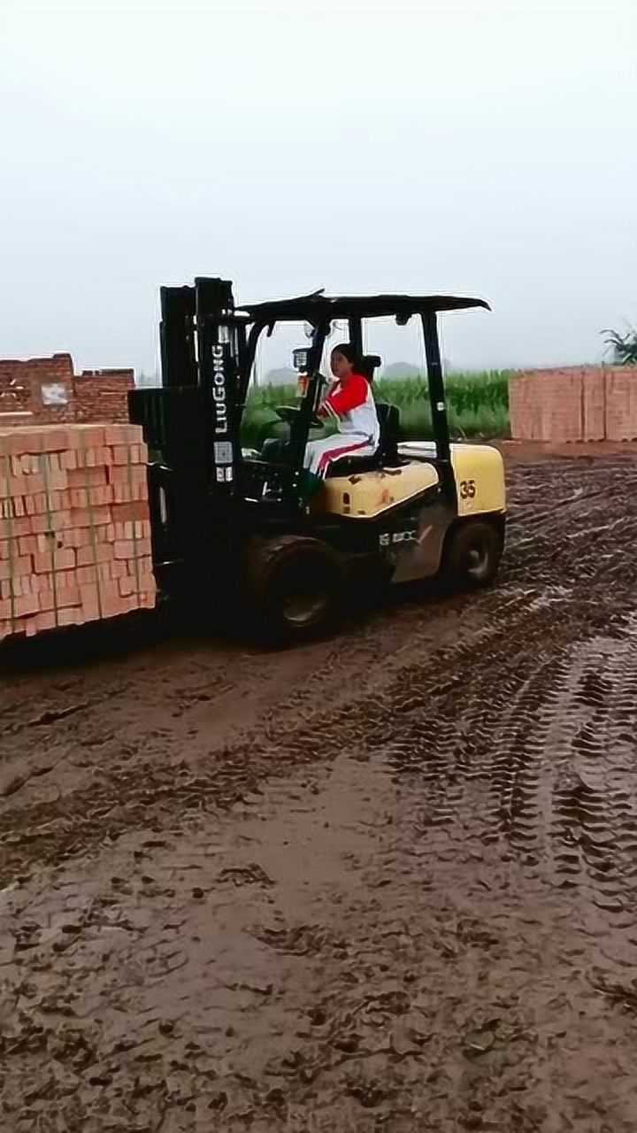 砖厂的叉车司机装车之前先漂移转个圈单身就是精力旺盛