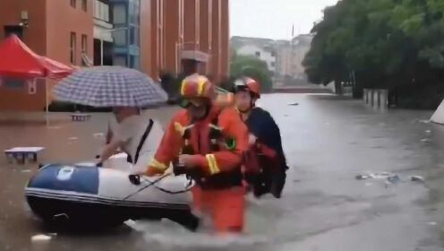 暴雨致安徽六安内涝严重，参与中学报名的师生家长被困学校