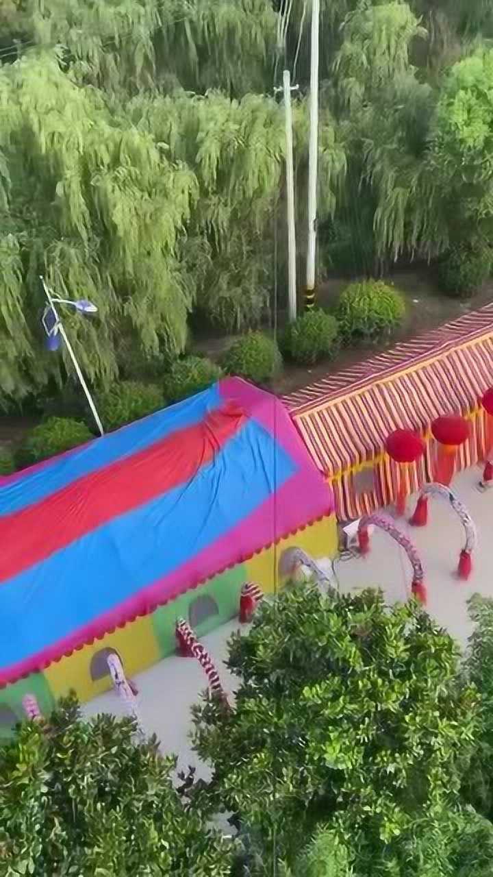 农村结婚,彩虹门摆上百个,来自拆迁户的霸气!