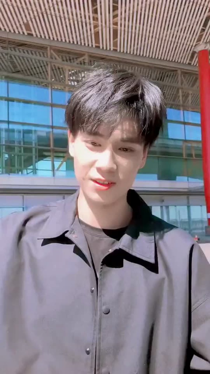 胡一天,这个男孩儿面对一切的时候都是面带笑容!