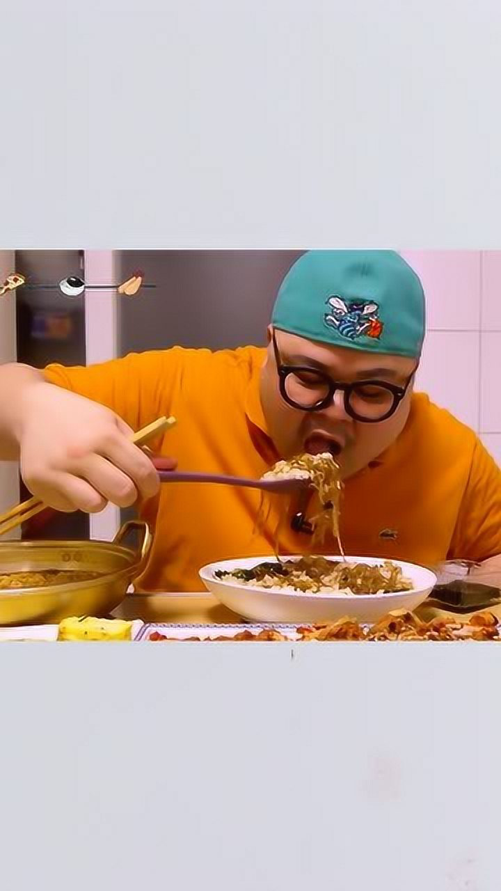 韩国胖哥吃播:自制家庭泡面套餐,狼吞虎咽第一名,这吃相仿佛回到了