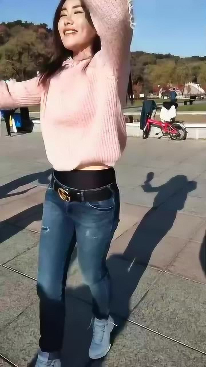 偶遇网红美女丹丹跳鬼步舞第一次见她不扎头发的样子真迷人