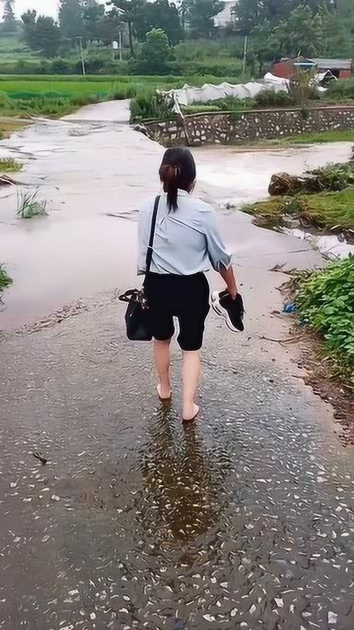 闺蜜怕鞋子湿了于是就脱鞋光脚走路没想到尴尬的事情在下一秒发生了