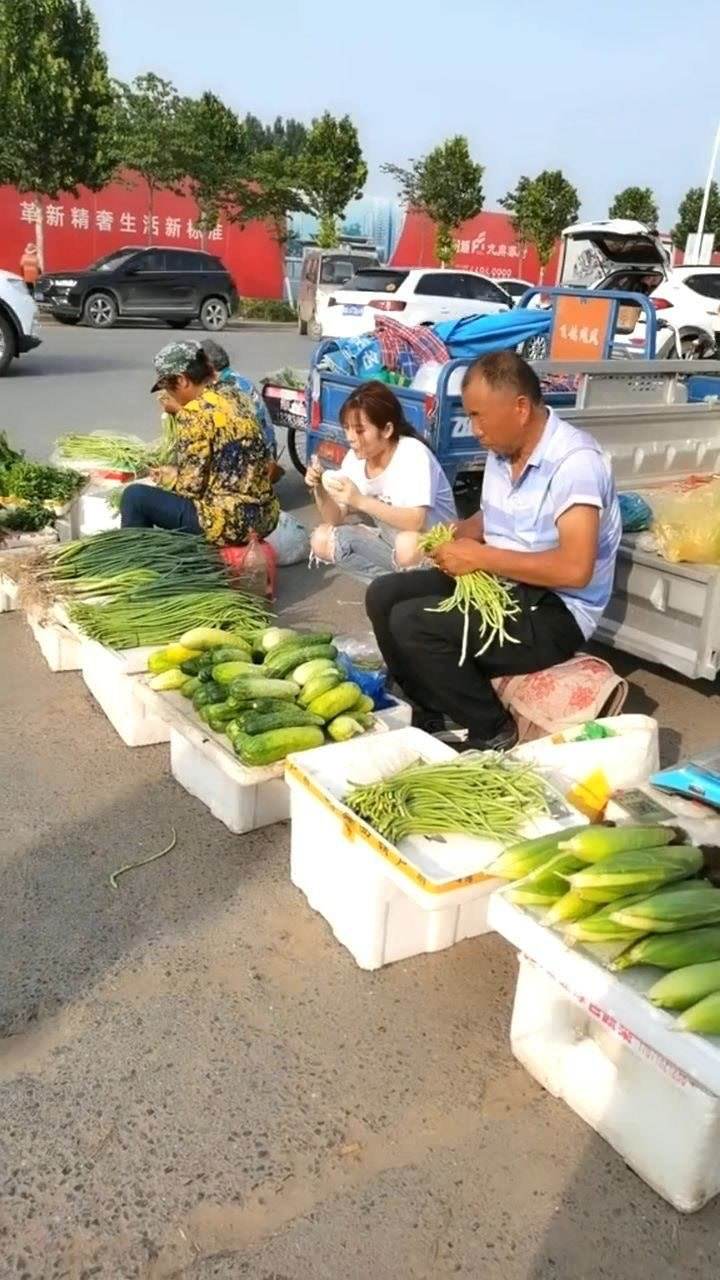 这是我姐摆地摊菜最年轻的女的见我来不忘让我买好吃的经常一顿饭吃两