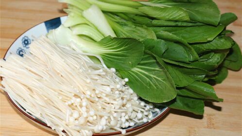 油菜加金针菇,这样做太香了,赛过大鱼大肉,能多吃两碗米饭