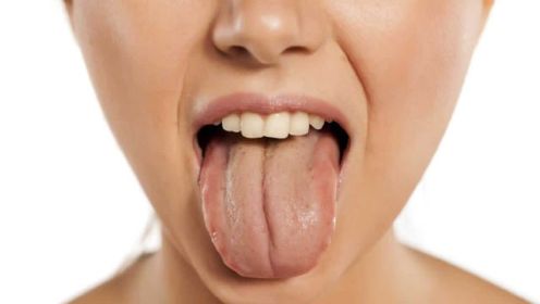 舌苔发白变厚是怎么回事？提醒：4个原因别轻视，以防其它疾病