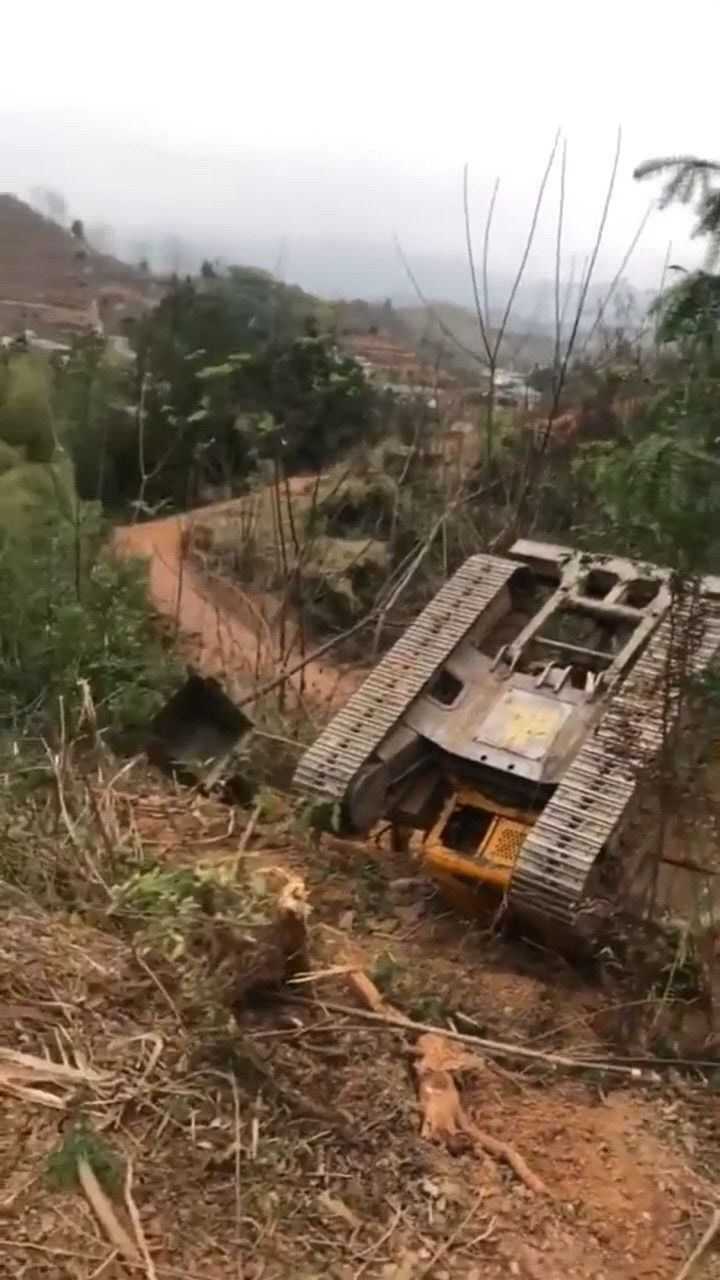 新请的挖掘机司机刚干活就翻车了