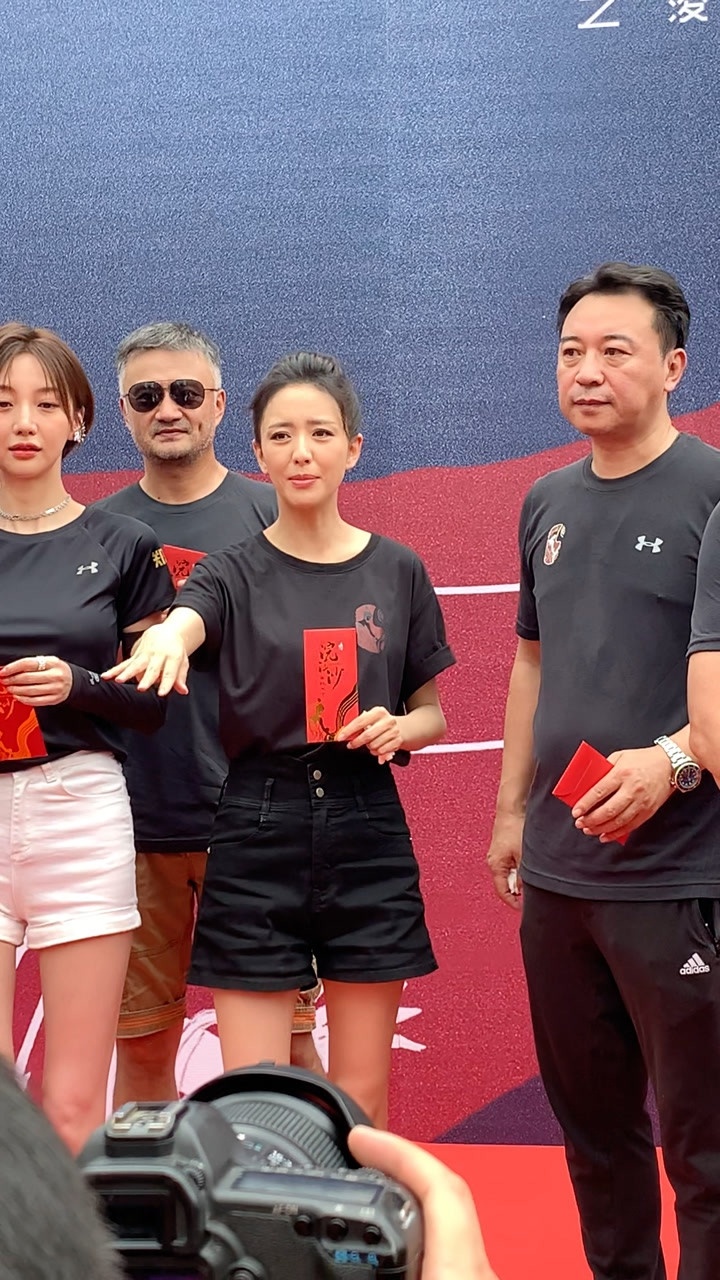 剧组开机佟丽娅现场当主持人