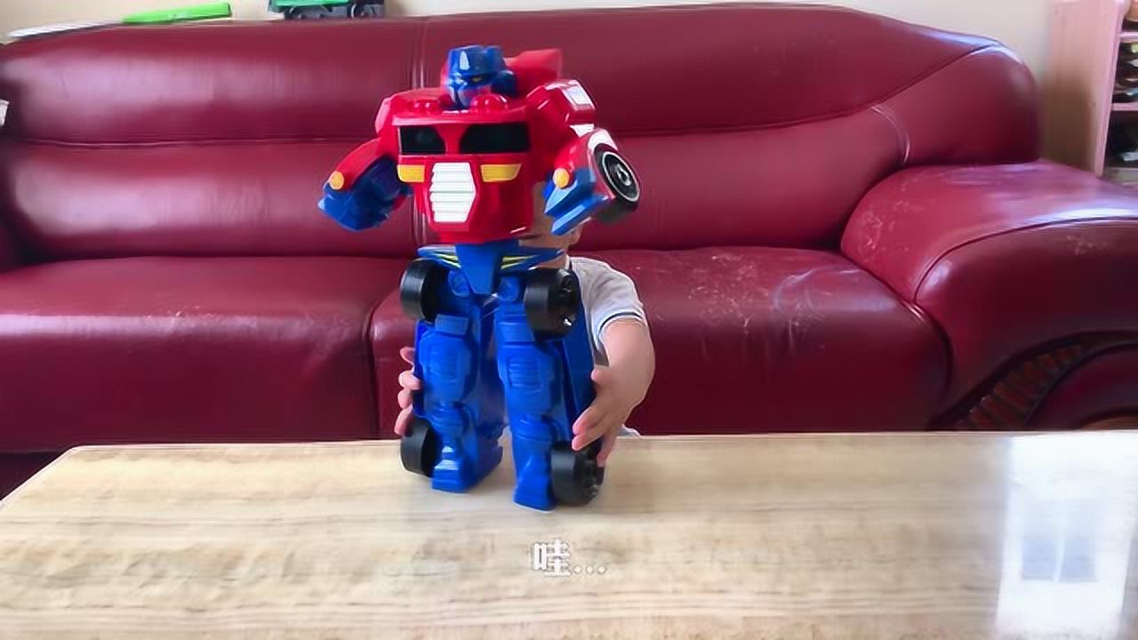 乐乐小玩具:乐乐有个"金刚汽车"玩具,可是变身失败了!