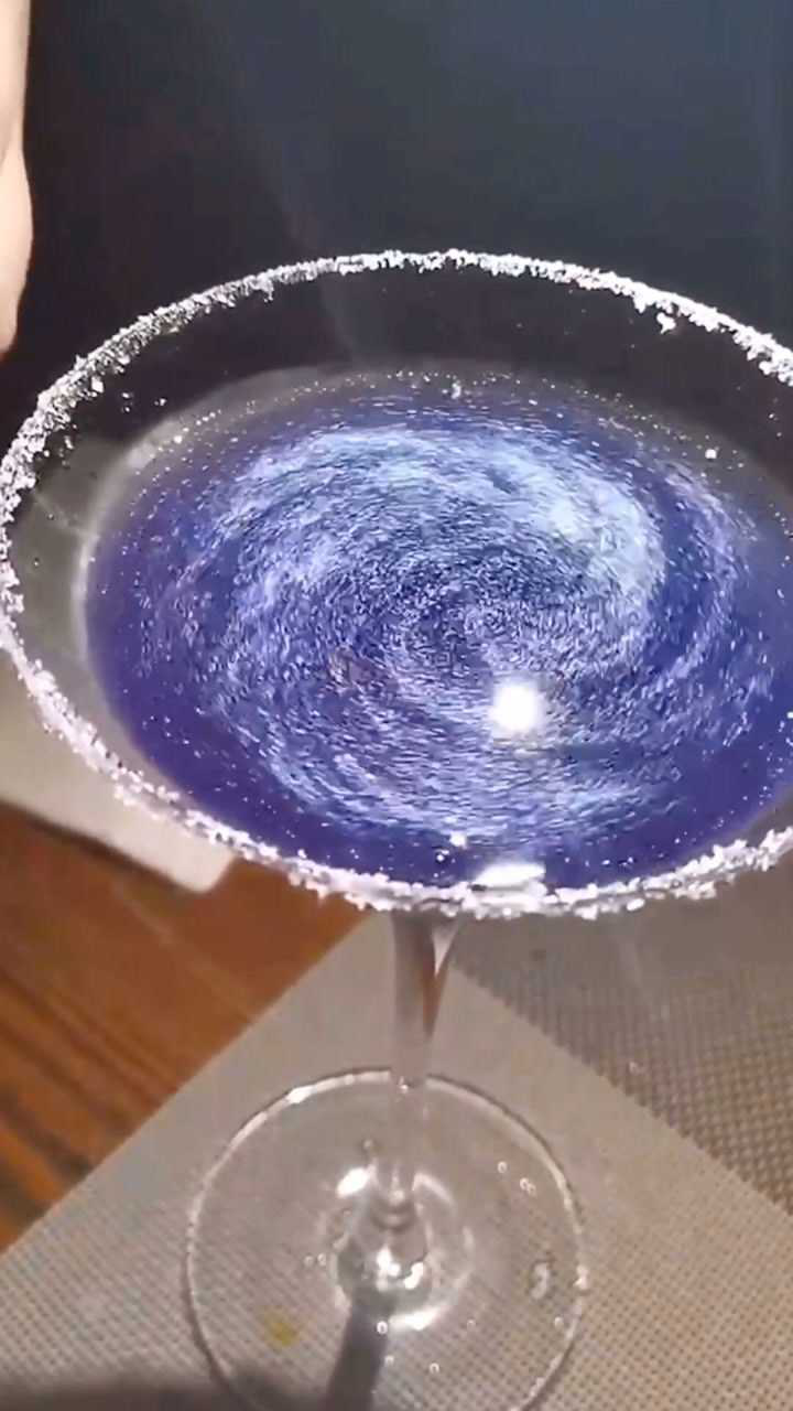 星空鸡尾酒,一种赏心悦目的调酒方式!