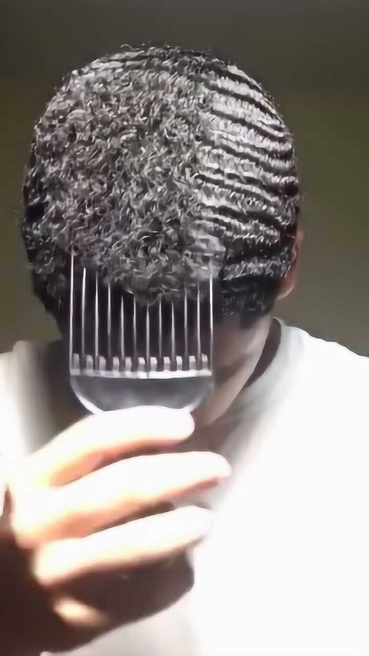 黑人的审美总是很另类,这头发理的跟钢丝球似的,头发剪下来能刷碗!