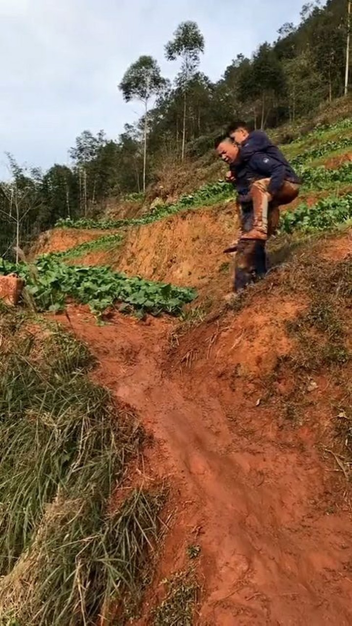 農村天然滑滑梯走路摔跤很正常