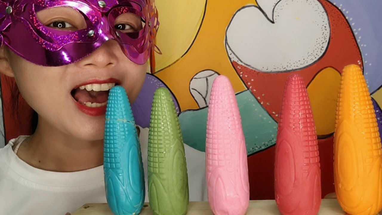 小姐姐吃手工"玉米棒巧克力",缤纷养眼果香浓,甜蜜柔滑脆嘣嘣